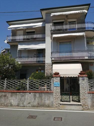 a building with an awning on the side of a street at B&b Golfo dei Poeti in Lerici