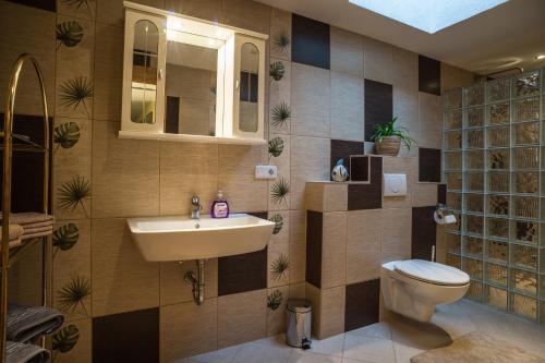 ein Badezimmer mit Waschbecken und Toilette in der Unterkunft Feriendomizil im Lieper Winkel in Liepe