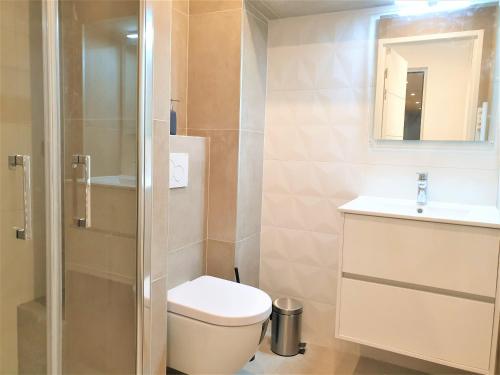 une salle de bain avec toilettes, lavabo et douche dans l'établissement Le studio terrasse proche mer 104, à Nice