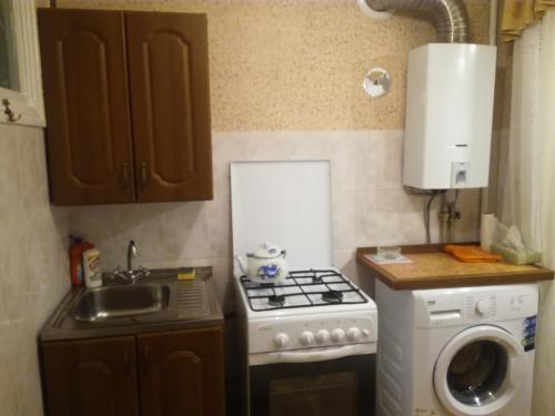 キスロヴォツクにあるКвартира в Кисловодске, Островского, 5の小さなキッチン(コンロ、シンク付)