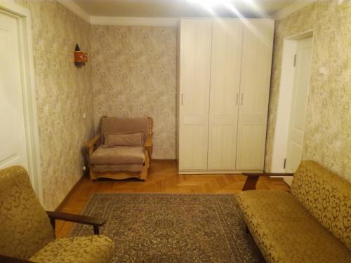 キスロヴォツクにあるКвартира в Кисловодске, Островского, 5のリビングルーム(ソファ、椅子付)