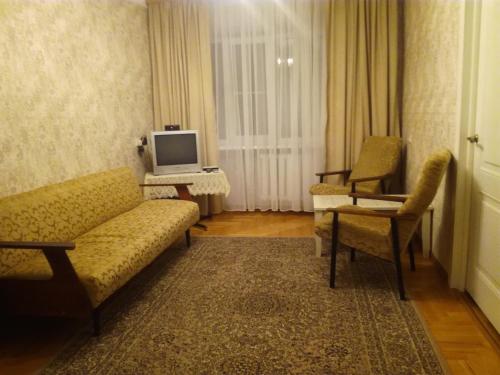 キスロヴォツクにあるКвартира в Кисловодске, Островского, 5のリビングルーム(ソファ、椅子、テレビ付)
