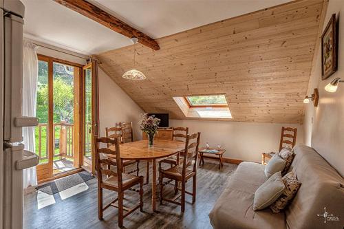 モンクラールにあるLes Alisiersのテーブルとソファのあるリビングルーム