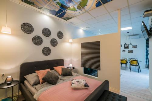 Ένα ή περισσότερα κρεβάτια σε δωμάτιο στο Centrum Apartman