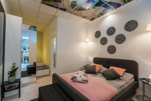 Postel nebo postele na pokoji v ubytování Centrum Apartman