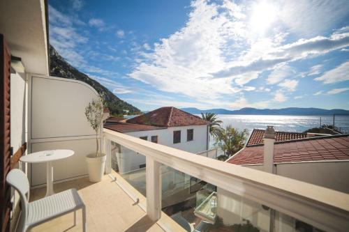 a balcony with a view of the water at Boutique Hotel Marco Polo in Gradac