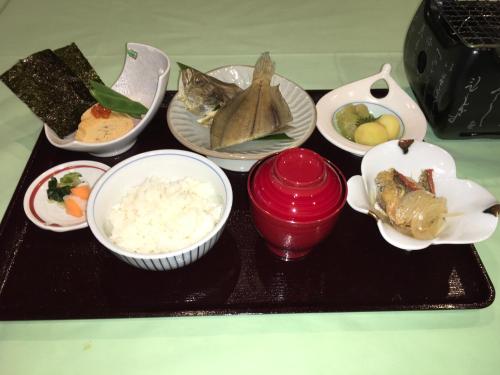 una bandeja con diferentes tipos de comida. en オーベルジュ美の浜 流石, en Kasaoka