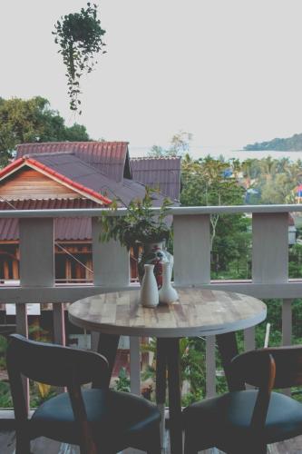 a table and chairs on the balcony of a house at DAHLIA Guesthouse in Koh Rong Sanloem