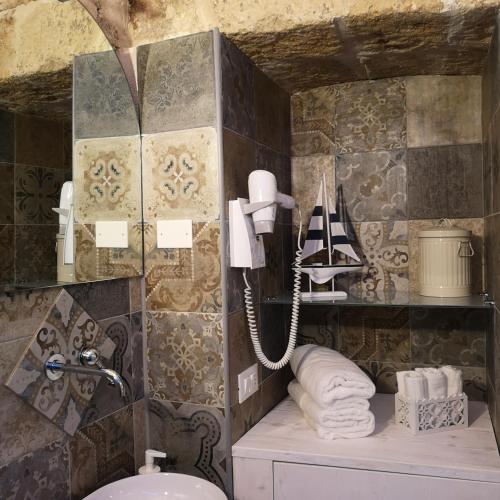 a bathroom with a sink and a telephone at Mnchell - Affitasi per brevi periodi in Monopoli