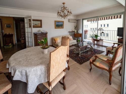 sala de estar con mesa y sofá en LE LIBECIO - FAMILIALE ET CONFORTABLE, en Antibes