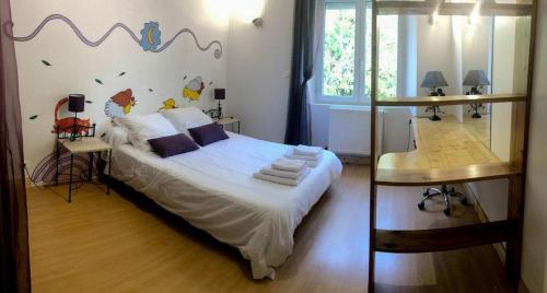 um quarto com uma cama grande e um espelho em le breuil em Sarlat-la-Canéda