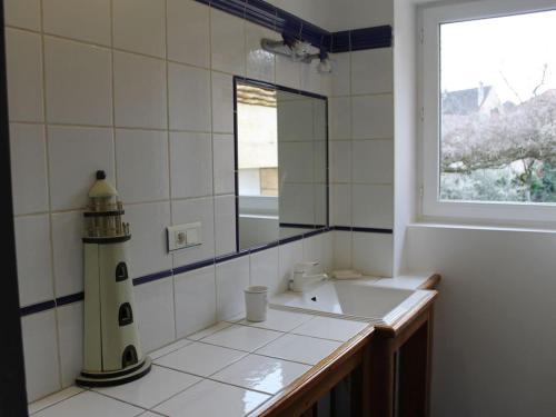 uma casa de banho com um lavatório e um farol em le breuil em Sarlat-la-Canéda