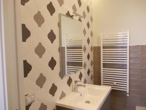 カステッラバーテにあるVILLA LAURO LUXURY B&Bのバスルーム(洗面台、鏡付)