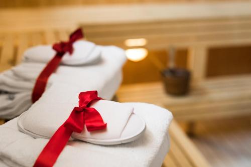 a row of white towels with red bows on them at Medlefors Hotell & Konferens in Skellefteå