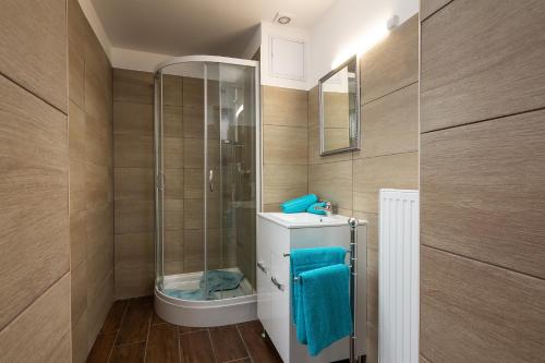 a bathroom with a shower and a toilet and a sink at Kőszeg Panzió in Kőszeg