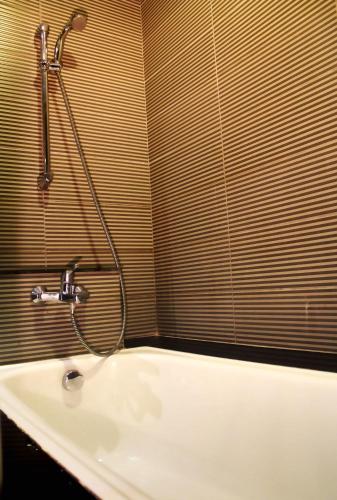 Bilik mandi di 100 Sunset Kuta Hotel & Ballroom