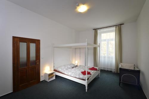 Un pat sau paturi într-o cameră la Penzion Pivovar Podlesí