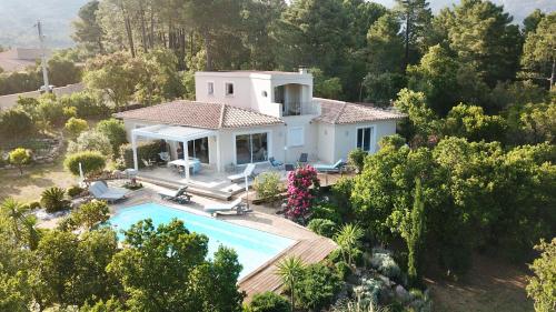 une vue aérienne d'une maison avec piscine dans l'établissement A BARMETTA, à Porto-Vecchio