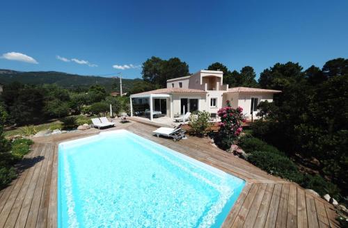 une villa avec piscine devant une maison dans l'établissement A BARMETTA, à Porto-Vecchio