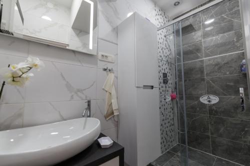 A bathroom at Apartman Royal