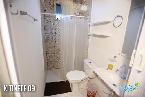 a bathroom with a toilet and a shower and a sink at Pousada Anjos - à 2 quadras do mar in Matinhos