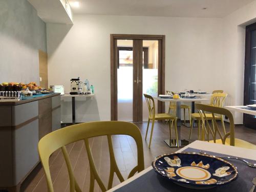 a kitchen and dining room with a table and chairs at B&B Artemide in Agropoli