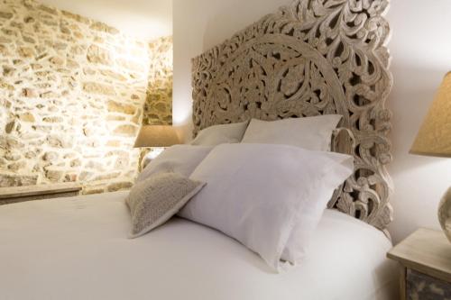 A bed or beds in a room at Can Martí Sistachrentals