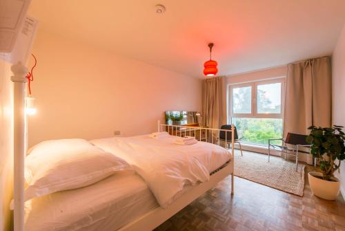 1 dormitorio con cama blanca y ventana en Vintage Duplex in Bruges en Bruges