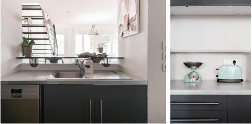 - une cuisine avec des placards noirs et un évier dans l'établissement Central Cannes Loft - 15 min Palais des Festivals, à Cannes