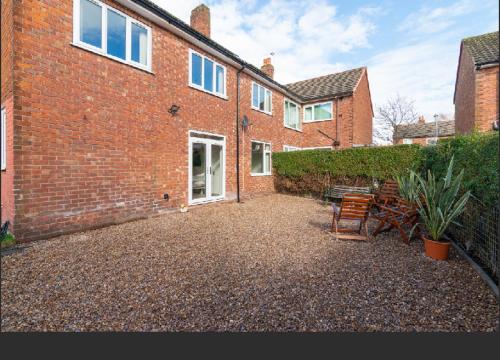 Κήπος έξω από το Beautiful 6 Bedroom Holiday Home, Manchester