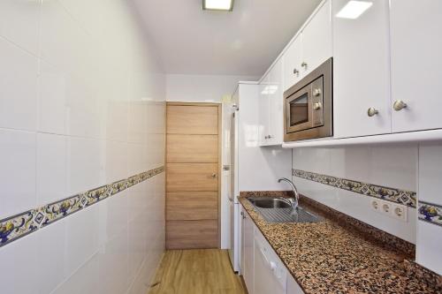 Una cocina o zona de cocina en CL LUXURY APARTMENT FIRST LINE BEACH