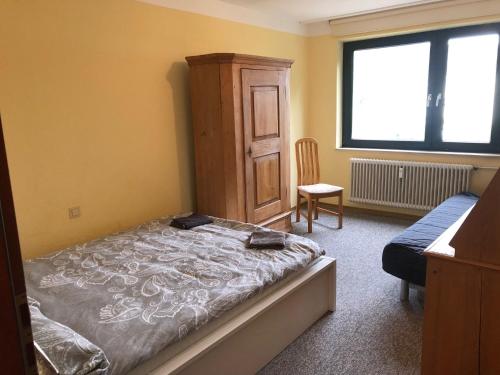 Cama o camas de una habitación en Zentrales Apartment mit Parkplatz