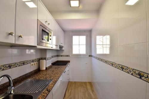 Una cocina o zona de cocina en CL LUXURY APARTMENT FIRST LINE BEACH