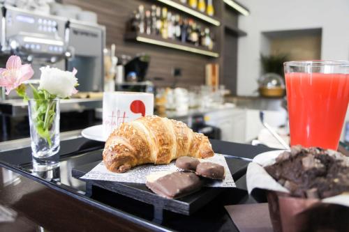 un tavolo con un piatto di pane e una bevanda di Albergo D'Onofrio a Telese