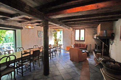 une salle à manger avec une table et des chaises dans l'établissement L'ÉCHAPPÉE BELLE, à Lacourt