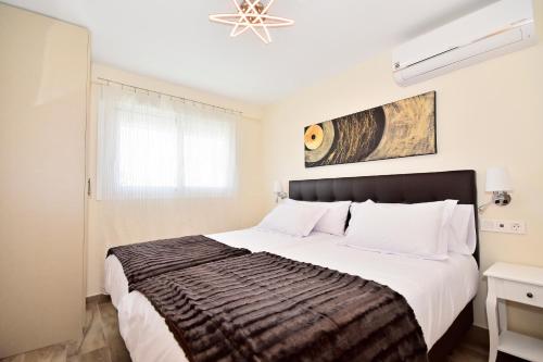 Postel nebo postele na pokoji v ubytování GR LUXURY APARTMENT FIRST LINE BEACH