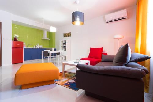 uma sala de estar com um sofá e uma mesa em Pop your C-O-L-O-R-S - Funky and Modern 1BDR. Apt. em Plovdiv