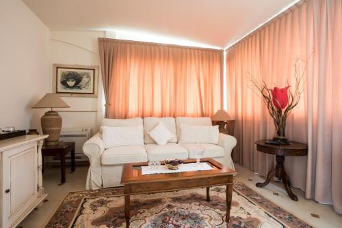 a living room with a white couch and a table at Hotel Kyrton in Forte dei Marmi