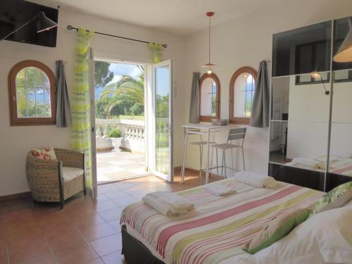 Кровать или кровати в номере Villa de 420m2 proche plage
