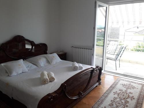 een slaapkamer met een groot bed en handdoeken bij Apartment Jelena in Podstrana