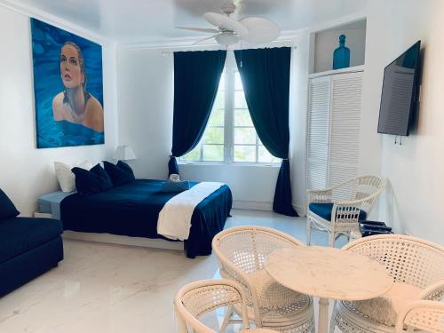 - une chambre avec un lit, une table et des chaises dans l'établissement SOBE OCEAN VIEW OCEAN DR charming studio -316, à Miami Beach