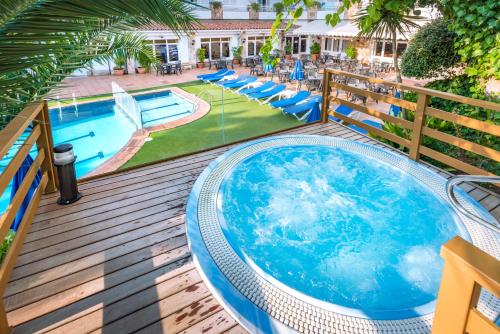Πισίνα στο ή κοντά στο Hotel GHT Neptuno-Tossa & Venus SPA