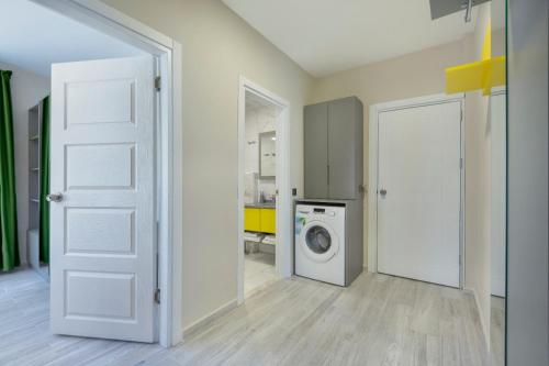 an empty room with a washing machine and a door at Twin Apart Hotel in Alanya