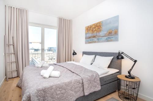 una camera da letto con un grande letto con cuscini bianchi di Dream Stay - 2 Porto Franco Apartments near Old Town a Tallinn