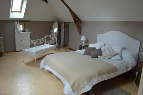 1 dormitorio con 1 cama blanca grande en una habitación en Gite de Foulleray n 14, en Rouez