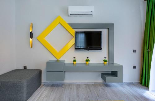 a living room with a tv and a couch at Twin Apart Hotel in Alanya