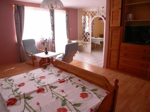 un dormitorio con una cama con un estampado de flores. en Hevizquelle Apartments, en Hévíz