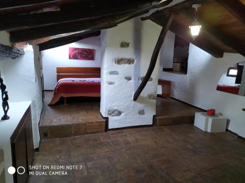 um quarto com uma cama num quarto em Le Lanterne em Albavilla