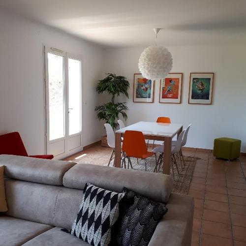 un salon avec un canapé et une table dans l'établissement Maison de vacances près de Marciac, à Troncens