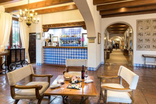 アルコス・デ・ラ・フロンテーラにあるパラドール デ アルコス デ ラ フロンテラのテーブルと椅子のあるレストラン、バー